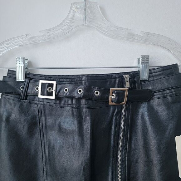 NWT FOREVER 21 Faux Leather Front Zip Belted Mini Skirt Black Size Small - Picture 3 of 6